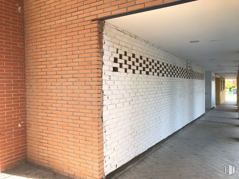 Retail for sale & for rent at Calle Alcalde Pedro González González, Leganés, Madrid, 28914 with wood, brick, brickwork, building material, shade, building, composite material, fixture, rectangle and facade around