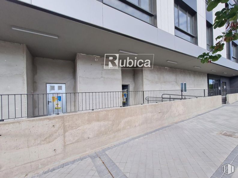 Local en alquiler en Zona Méndez Álvaro, Arganzuela, Madrid, 28045 con ventana, edificio, arquitectura, diseño urbano, pared, material compuesto, superficie de la carretera, fachada, inmobiliario y árbol alrededor