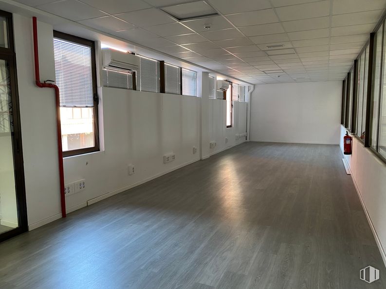 Nave en venta en Edificio Cristal, Avenida Somosierra, 12, San Sebastián de los Reyes, Madrid, 28700 con ventana, pasillo, accesorio, madera, diseño de interiores, suelo, piso, casa, edificio y techo alrededor