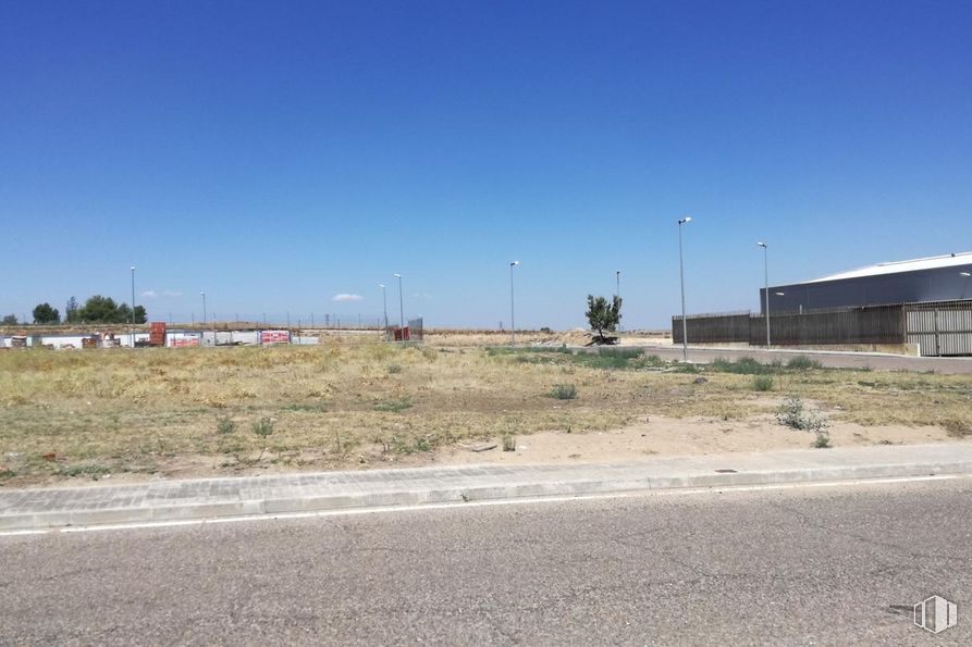 Land for sale at Calle Salve, Torrijos, Toledo, 45500 with building, sky, street light, cloud, road surface, tree, asphalt, land lot, plant and thoroughfare around