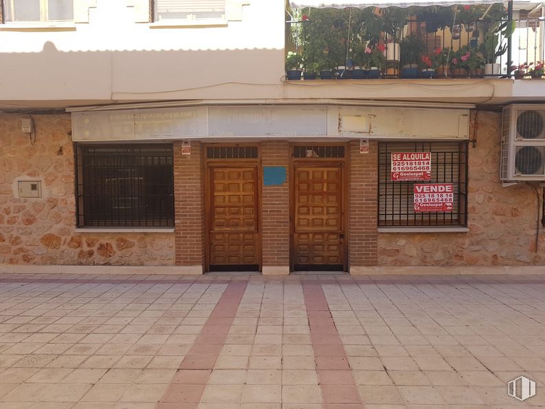 Local en alquiler y venta en Zona Centro, Corral de Almaguer, Toledo, 45880 con puerta, ventana, edificio, superficie de carretera, madera, albañilería, naranja, ladrillo, acera y suelo alrededor