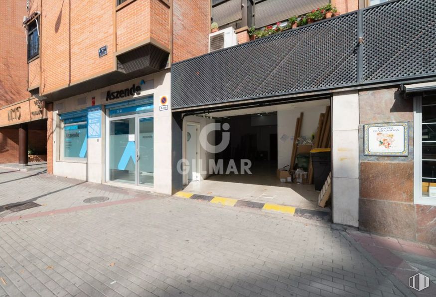 Local en alquiler y venta en Calle Téllez, Retiro, Madrid, 28007 con material compuesto, puerta, acera y hormigón alrededor