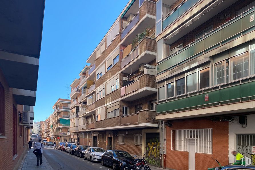 Retail for sale at Avenida Trueba, 20, Ciudad Lineal, Madrid, 28017 with car, building, window, wheel, tire, land vehicle, property, sky, vehicle and infrastructure around