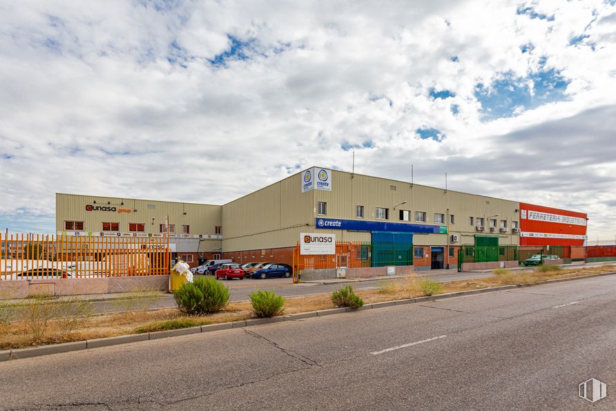 Industrial for rent at Calle Resina, 40, Villaverde, Madrid, 28021 with building, sky, cloud, plant, asphalt, road surface, facade, gas, city and road around