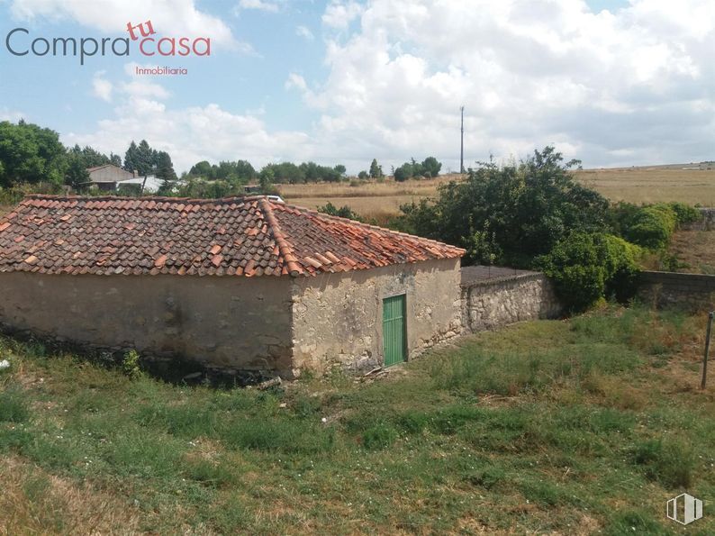 Land for sale at Zona Madrona, Segovia, 40154 with house, grass, plants, roof, rural area, land lot, grassland, plain, cottage and village around