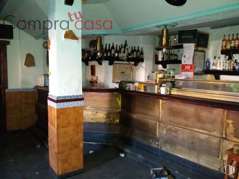 Retail for sale at El Carmen, Segovia, 40004 with bottle, drinking establishment, barware, lighting, countertop, wood, building, drink, flooring and room around