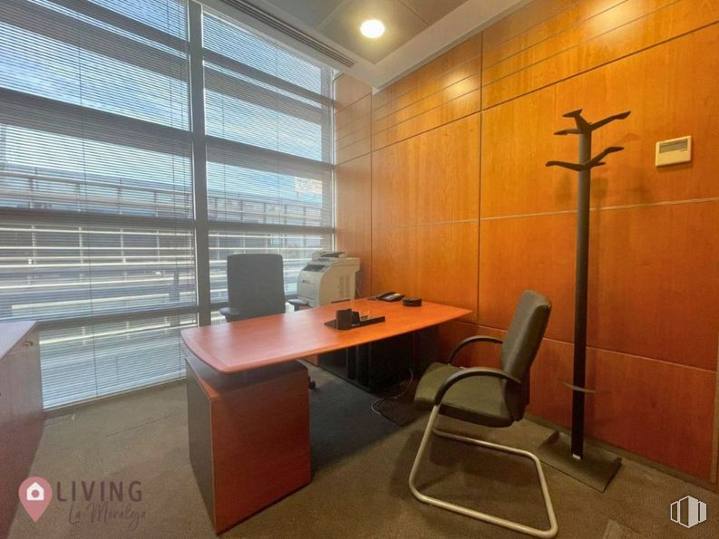 Oficina en alquiler en Zona Valdelacasa, Alcobendas, Madrid, 28108 con escritorio, silla, persiana de la ventana, ventana, alumbrado, mueble, mesa, silla de oficina, accesorio y madera alrededor