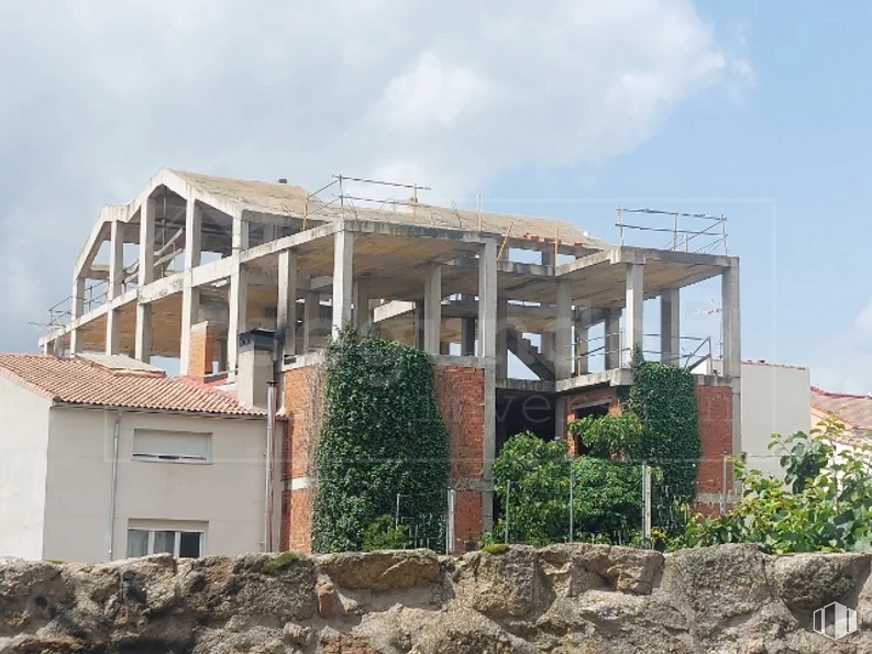 Land for sale at Zona Centro, El Barraco, Ávila, 05110 with house, building, sky, cloud, plant, composite material, facade, building material, beam and roof around