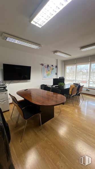 Oficina en alquiler en Zona avenida Europa, Pozuelo de Alarcón, Madrid, 28224 con televisión, silla, mesa, lámpara, ventana, mueble, madera, interiorismo, suelos y suelo alrededor