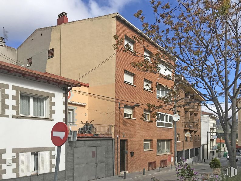 Retail for rent at Calle San Francisco de Asís, 15, Guadarrama, Madrid, 28440 with building, window, sky, plant, tree, brick, fixture, cloud, urban design and street light around