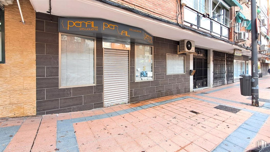 Retail for rent at Calle Dr. Barraquer, 7, Getafe, Madrid, 28903 with town, door, composite material, sidewalk, iron, metal, concrete, brick, walkway and alley around