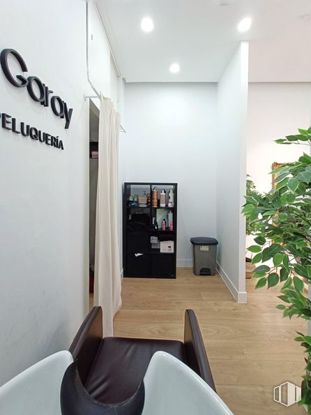 Retail for rent at Calle Blasco de Garay, Chamberí, Madrid, 28015 with furniture, interior design, ceiling, room, beauty salon, mirror, design, chair, personal care and cosmetics around