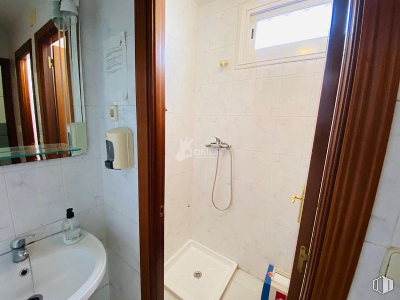 Industrial for sale at Calle Plomo, San Martín de la Vega, Madrid, 28330 with sink, wall, wood, flooring, plumbing fixture, floor, bathroom sink, interior design, bathroom and room around