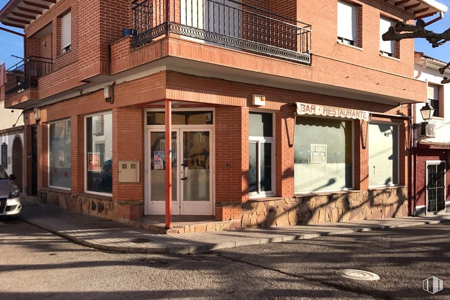 Retail for sale & for rent at Calle Javier Martín Artajo, 1, San Martín de Valdeiglesias, Madrid, 28680 with window, door, building, wood, neighbourhood, road surface, sky, facade, real estate and city around