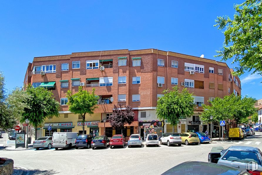 Retail for sale at Calle Soledad, 13, San Agustín del Guadalix, Madrid, 28750 with building, sky, wheel, car, vehicle, tree, window, tire, condominium and urban design around