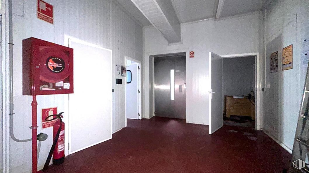 Nave en venta en P.I. Urtinsa, Alcorcón, Madrid, 28923 con puerta, pared, rojo, suelos, suelo, techo, puerta de casa, manija de la puerta, pintura y cerrojo muerto alrededor