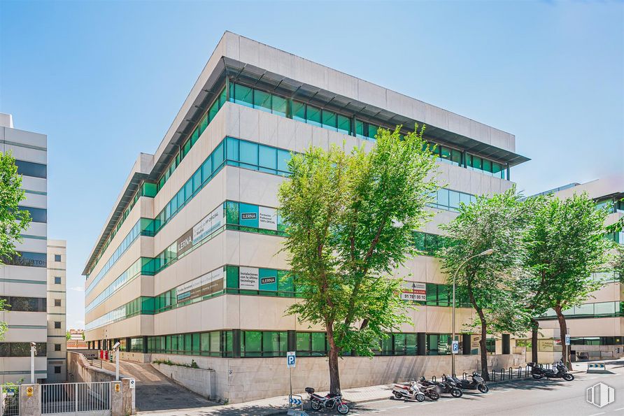 Oficina en alquiler en Calle Julián Camarillo, 4 C, San Blas - Canillejas, Madrid, 28037 con edificio, cielo, durante el día, árbol, diseño urbano, condominio, fachada, rueda, edificio comercial y ventana alrededor