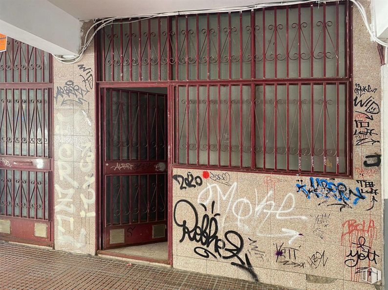 Retail for sale at Casco urbano, Alcobendas, Madrid, 28100 with door, building, fixture, handwriting, wood, house, facade, tints and shades, art and paint around