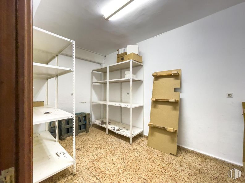 Nave en alquiler y venta en Zona Cobo Calleja, Fuenlabrada, Madrid, 28947 con estantería, ebanistería, estante, estantería, madera, interiorismo, suelos, suelo, alacena y madera dura alrededor