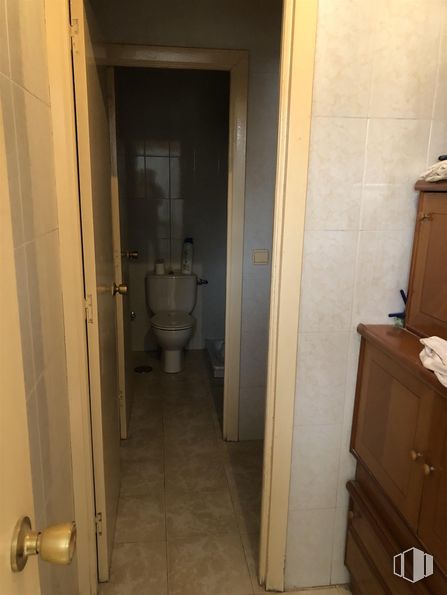 Nave en venta en Calle Mercurio, Colmenar Viejo, Madrid, 28770 con inodoro, manija de la puerta, accesorio, asa, madera, ebanistería, suelo, suelos, cajón y cuarto de baño alrededor