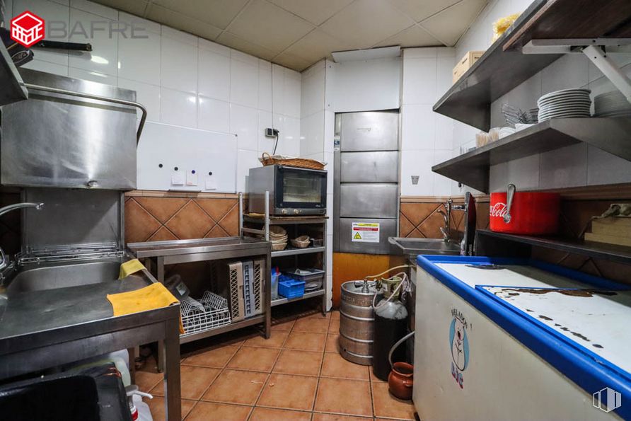 Local en venta en Avenida Fresnos, Torrejón de Ardoz, Madrid, 28850 con refrigerador, ebanistería, cocina, estufa de gas, aparato de cocina, estufa de cocina, encimera, piso, pavimento y electrodoméstico alrededor