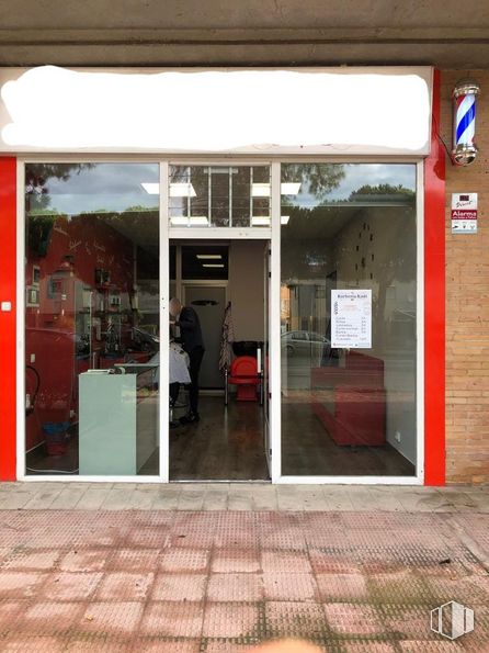 Local en alquiler en Calle Tulipán, 38, Móstoles, Madrid, 28933 con persona, propiedad, accesorio, puerta, planta, edificio, superficie de carretera, silla, gas y fachada alrededor