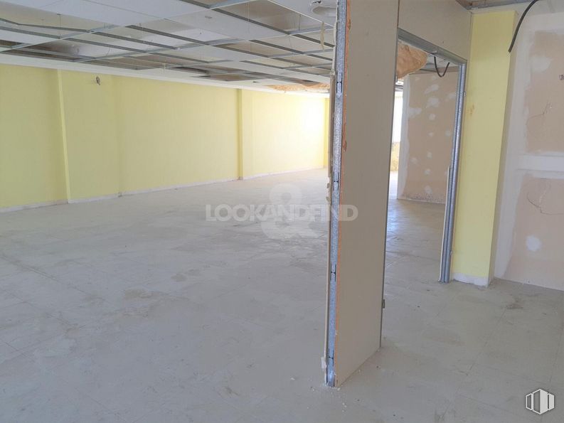 Office for rent at Zona La Estación, Azuqueca de Henares, Guadalajara, 19200 with mirror, building, hall, shade, flooring, house, wood, floor, ceiling and space around