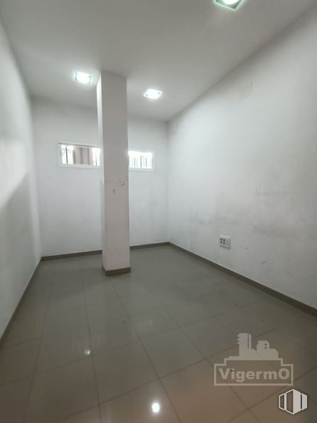 Local en alquiler y venta en Zona Centro, Torrejón de Ardoz, Madrid, 28850 con accesorio, edificio, suelo, suelos, madera, techo, espacio, hormigón, escayola y lámpara alrededor