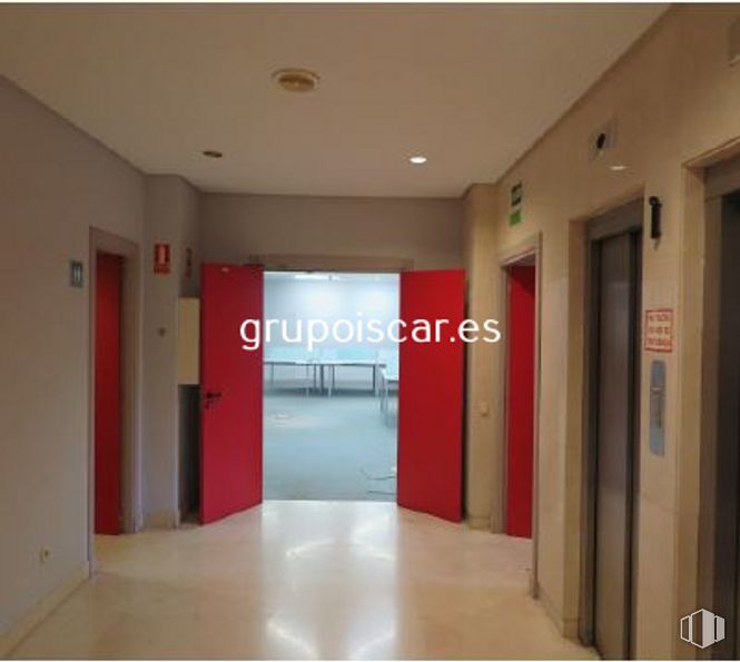 Oficina en venta en Calle Gobelas, 31, Moncloa - Aravaca, Madrid, 28023 con mediante, mueble, accesorio, edificio, piso, techo, tipografía, evento, señalización, fachada, entrada y vidrio alrededor