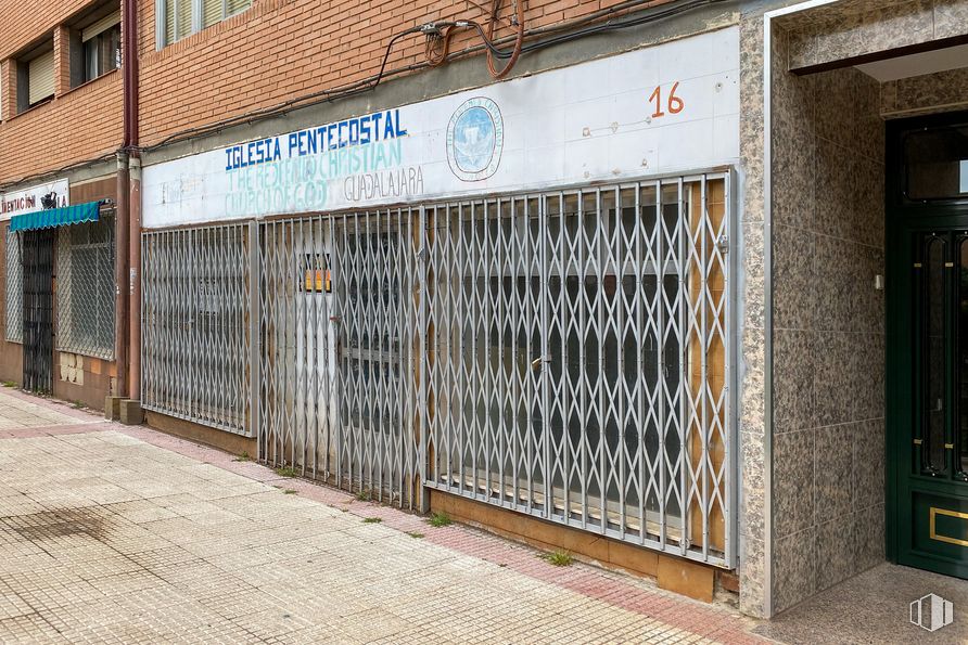 Retail for sale at Zona Centro, Guadalajara, 19004 with door, fixture, wood, window, brick, facade, font, brickwork, city and metal around