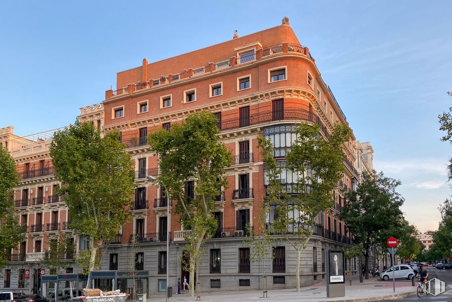 Office for rent at Calle Antonio Maura, Retiro, Madrid, 28014 with building, sky, property, window, tree, urban design, condominium, cloud, residential area and tower block around