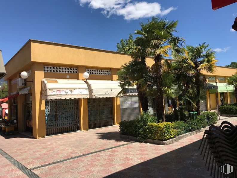 Retail for sale at Calle Orden, Soto del Real, Madrid, 28791 with sky, plant, property, cloud, shade, building, architecture, tree, public space and residential area around