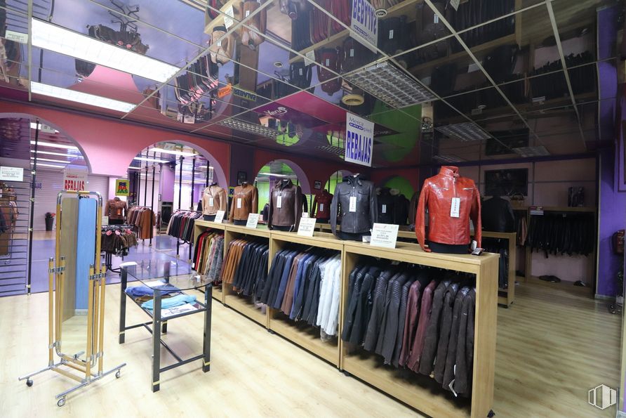 Local en venta en Avenida Fuenlabrada, 92, Humanes de Madrid, Madrid, 28970 con bolsa, equipaje y bolsos, estante, diseño de interiores, edificio, percha, estantería, ropa deportiva, camiseta y venta minorista alrededor