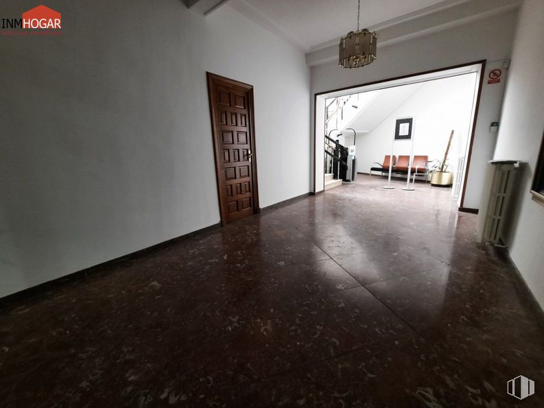 Retail for rent at Zona Murallas, Ávila, 05001 with lighting, door, property, building, fixture, wood, hall, picture frame, floor and flooring around