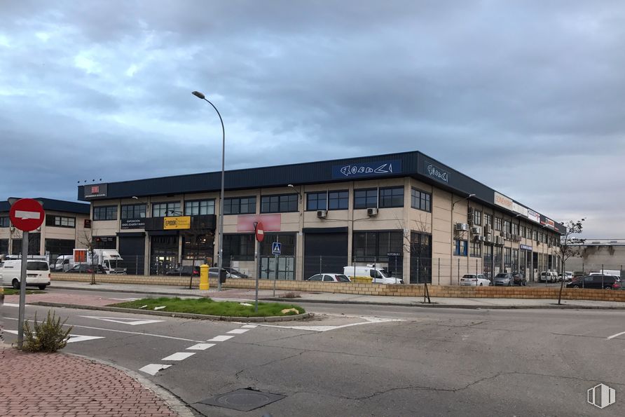 Nave en alquiler en Zona industrial, Villaverde, Madrid, 28021 con edificio, luz de la calle, nube, cielo, planta, rueda, asfalto, coche, ciudad y edificio comercial alrededor