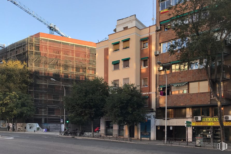 Retail for sale at Calle Embajadores, 113, Arganzuela, Madrid, 28045 with building, neighbourhood, apartment, urban design, condominium, mixed-use, high-rise building, family car, street light and van around