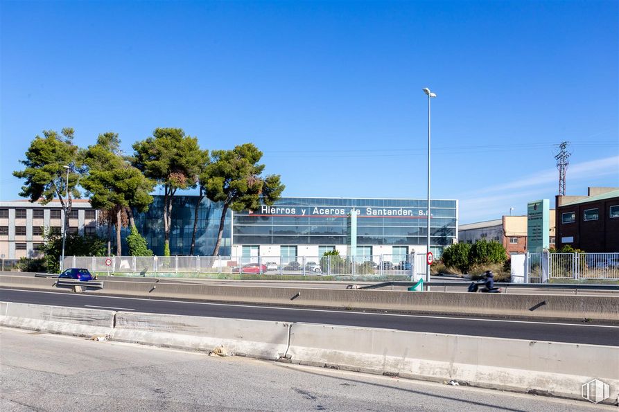 Oficina en alquiler en Calle Lago Carucedo s/n, Fuenlabrada, Madrid, 28946 con edificio, cielo, planta, luz de la calle, árbol, superficie de la carretera, asfalto, diseño urbano, vía pública y zona residencial alrededor