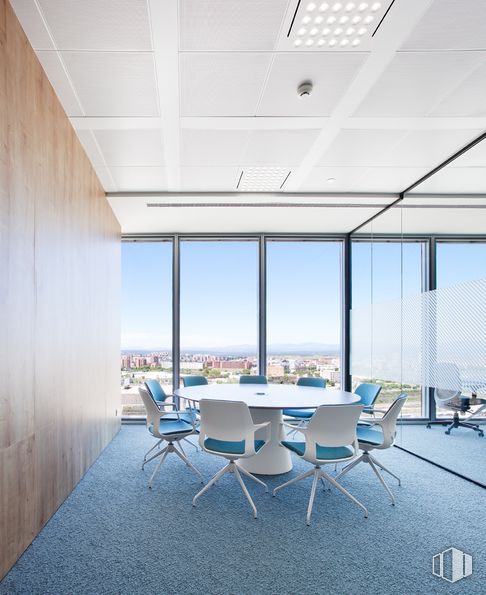 Oficina en alquiler en Torre Chamartín, Calle Dulce Chacón, 55, Hortaleza, Madrid, 28050 con silla, mesa, cielo, edificio, mueble, ventana, propiedad, azul, accesorio y azur alrededor