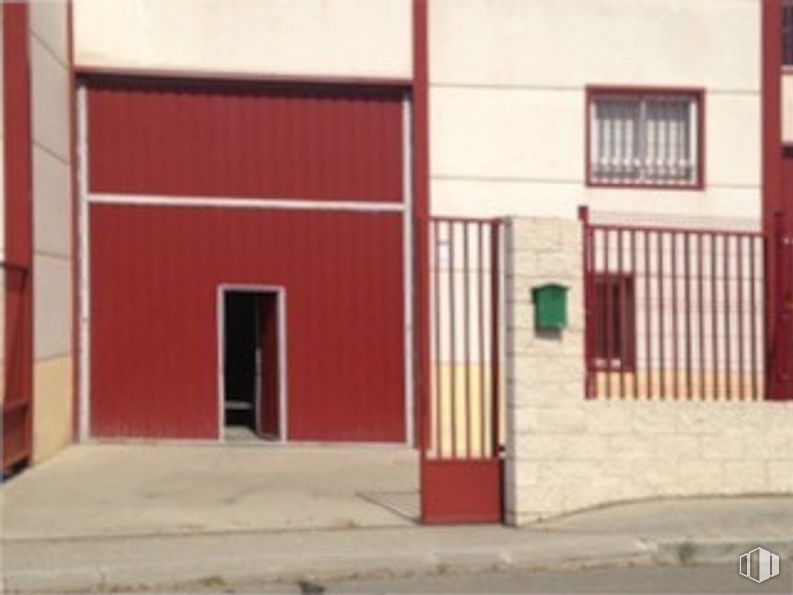 Nave en alquiler en Calle Granada, Valdemoro, Madrid, 28341 con ventana, puerta, rojo, material compuesto, metal, hormigón, material de construcción, puerta, pintura y puerta de casa alrededor