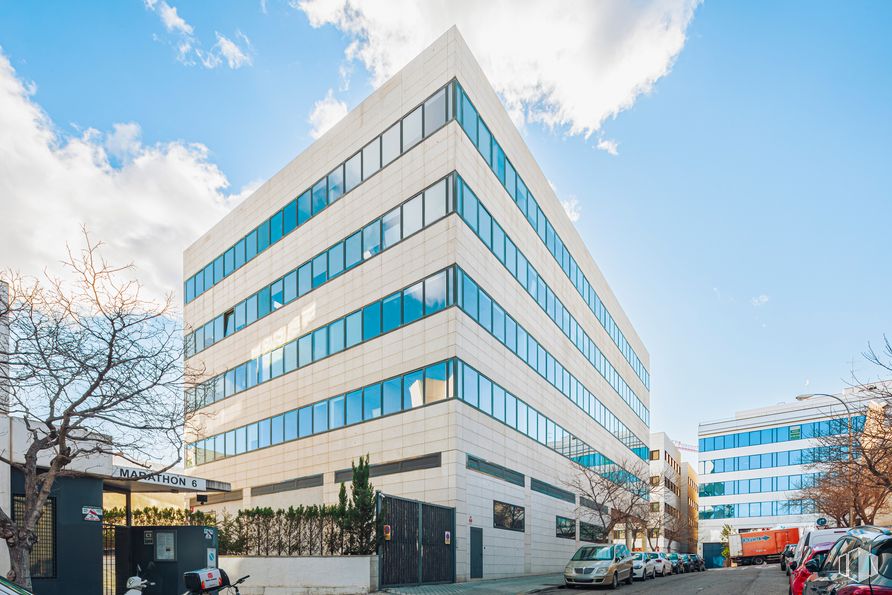 Oficina en alquiler en Calle Miguel Yuste, 17, San Blas - Canillejas, Madrid, 28037 con edificio, nube, cielo, rueda, día, neumático, coche, árbol, bloque torre y condominio alrededor