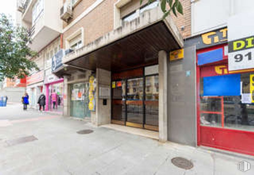 Local en venta en Avenida Reina Victoria, Chamberí, Madrid, 28003 con edificio, ventana, accesorio, árbol, fachada, gas, superficie de la carretera, acera, ciudad y diseño urbano alrededor