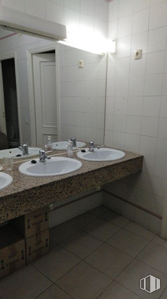 Oficina en alquiler en Zona Huertas - Cortes, Centro, Madrid, 28014 con fregadero, mueble de baño, espejo, grifo, accesorios de fontanería, lavabo, cuarto de baño, fluido, interiorismo y arquitectura alrededor