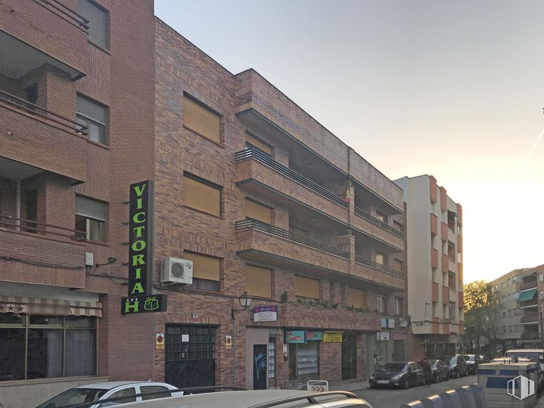 Oficina en alquiler en Calle Ruiz de Alda, 4, Valdemoro, Madrid, 28342 con edificio, cielo, propiedad, ventana, coche, neumático, vehículo, diseño urbano, condominio y placa de matrícula del vehículo alrededor