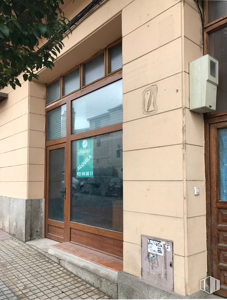 Retail for rent at Calle Coronel del-Rexachl, 10, Segovia, 40004 with window, door, building, fixture, shade, wood, brickwork, road surface, rectangle and building material around