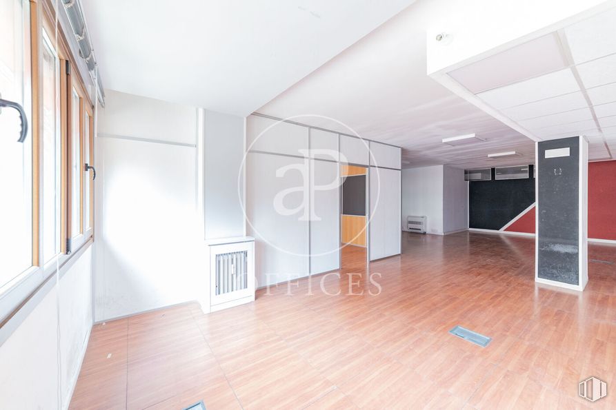 Oficina en alquiler en Calle San Germán, Tetuán, Madrid, 28020 con hall, madera, accesorio, ventana, edificio, suelos, suelo, casa, puerta y tinte para madera alrededor