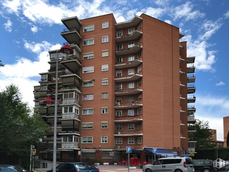 Retail for sale at Calle Empecinado, 62, Móstoles, Madrid, 28937 with building, car, cloud, land vehicle, wheel, sky, daytime, tire, vehicle and tower block around