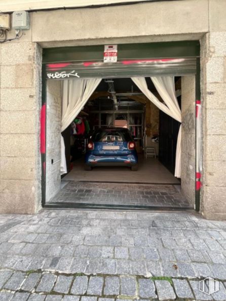 Retail for rent at Calle Juan de Herrera, Centro, Madrid, 28013 with car, tire, vehicle, automotive lighting, motor vehicle, road surface, asphalt, building, vehicle registration plate and wheel around