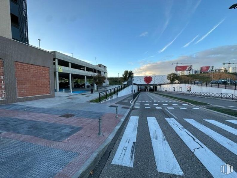 Local en alquiler en Avenida Jorge Oteiza, 5, Torrejón de Ardoz, Madrid, 28850 con edificio, cielo, superficie de la carretera, asfalto, nube, ventana, luz solar, diseño urbano, planta y carretera alrededor