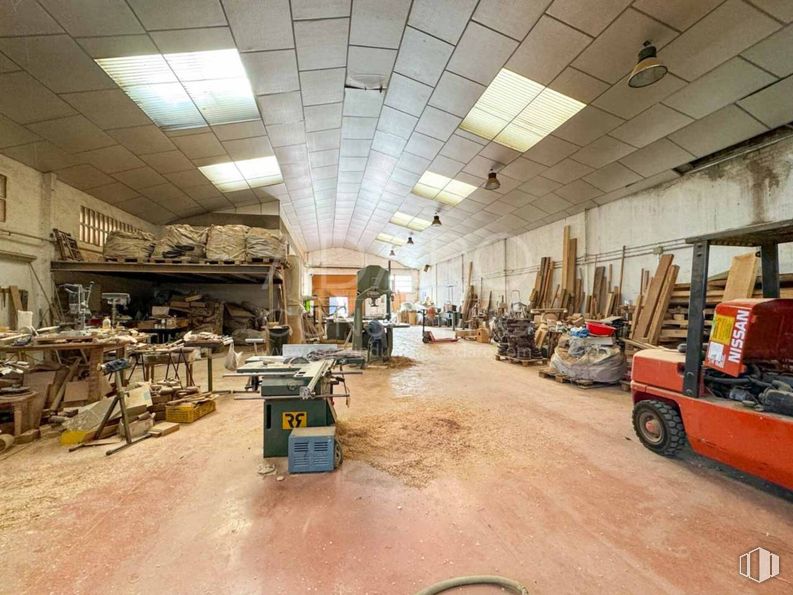 Industrial for sale at Calle Timanfaya, Humanes de Madrid, Madrid, 28970 with wheel, tire, light fixture, lighting, wood, ceiling, floor, flooring, workshop and industry around