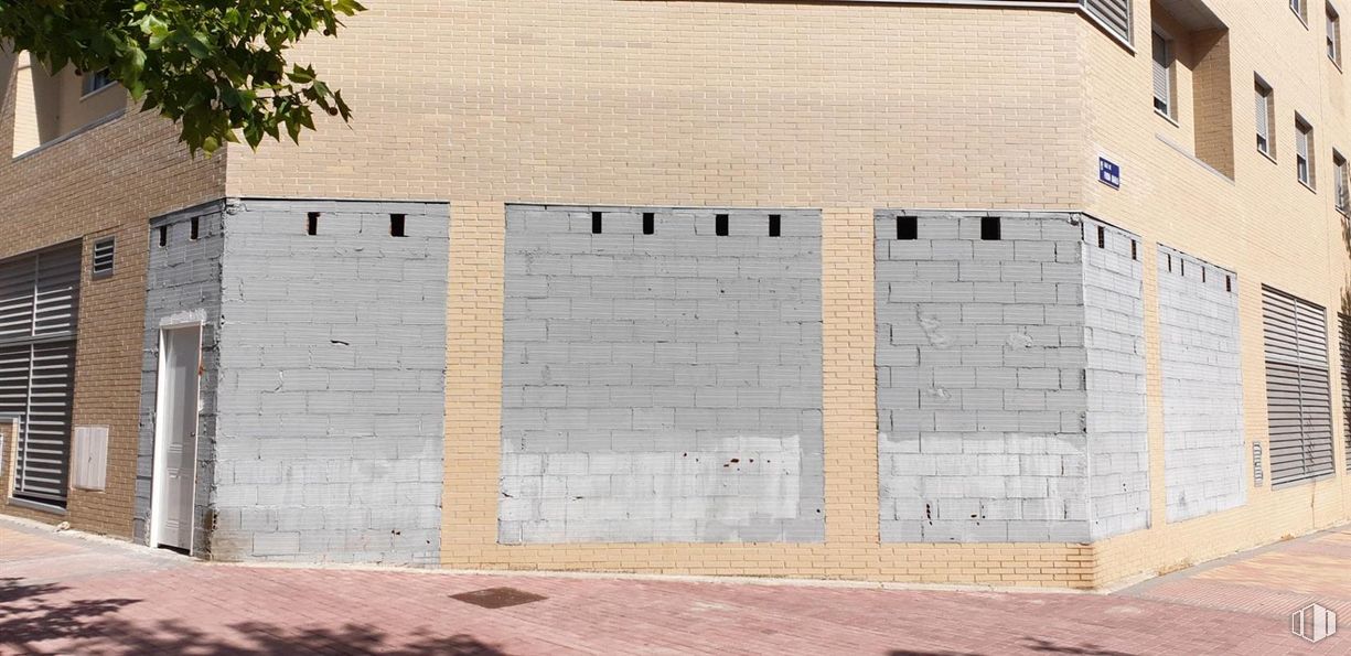 Retail for sale at Ensanche Vallecas, Villa de Vallecas, Madrid, 28031 with wall, urban design, composite material, brickwork, brick, concrete, building material, siding and daylighting around